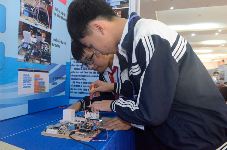 Dự án “Mô hình tự động đóng nhãn hiệu sản phẩm” của Khoa và Đức đoạt giải nhì Cuộc thi Khoa học kỹ thuật dành cho học sinh trung học tỉnh Lâm Đồng năm học 2019 - 2020.