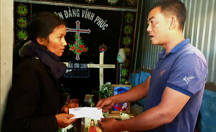 Bạn đọc Báo Lâm Đồng trao tiền hỗ trợ cho gia đình chị Ka Hởi 