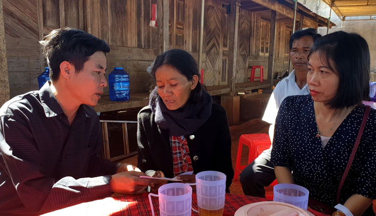Đại diện Sở Lao động Thương binh và Xã hội Lâm Đồng thăm hỏi, chia buồn và trao kinh phí hỗ trợ gia đình chị Ka Hởi