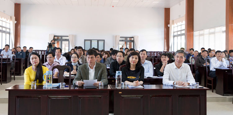 Lãnh đạo và các học viên tham dự lễ khai giảng lớp Trung cấp Lý luận chính trị - Hành chính tại Công ty Nhôm Lâm Đồng