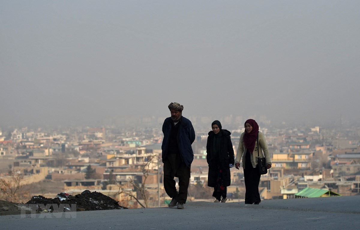 Người dân di chuyển trên đường phố tại Kabul, Afghanistan, khi lệnh ngừng bắn một phần có hiệu lực ngày 22/2/2020