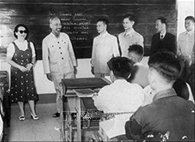 Chủ tịch Hồ Chí Minh đến thăm Đại học Y (năm 1955). Ảnh: Tư liệu