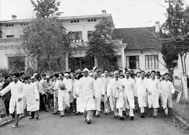 Chủ tịch Hồ Chí Minh thăm Bệnh viện Bạch Mai (Hà Nội)