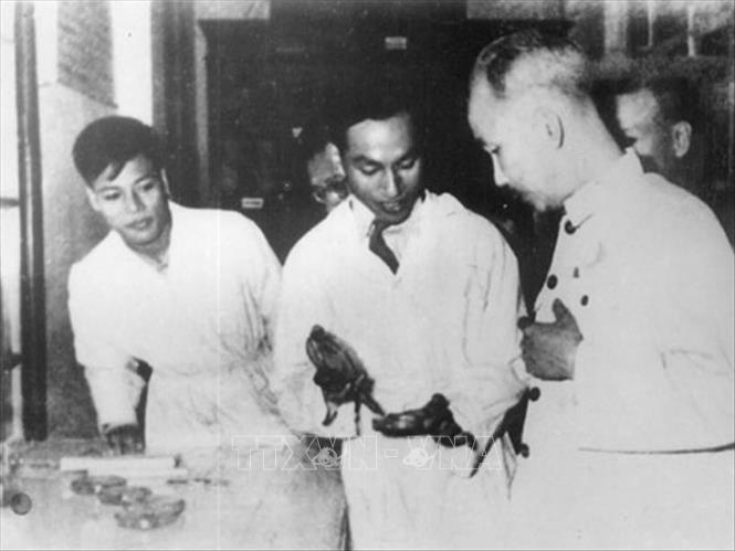 Chủ tịch Hồ Chí Minh với Giáo sư, bác sỹ Đặng Văn Ngữ (giữa) trong lần Bác đến thăm trường Y - Dược và khoa Kí sinh trùng. Ảnh: Tư liệu