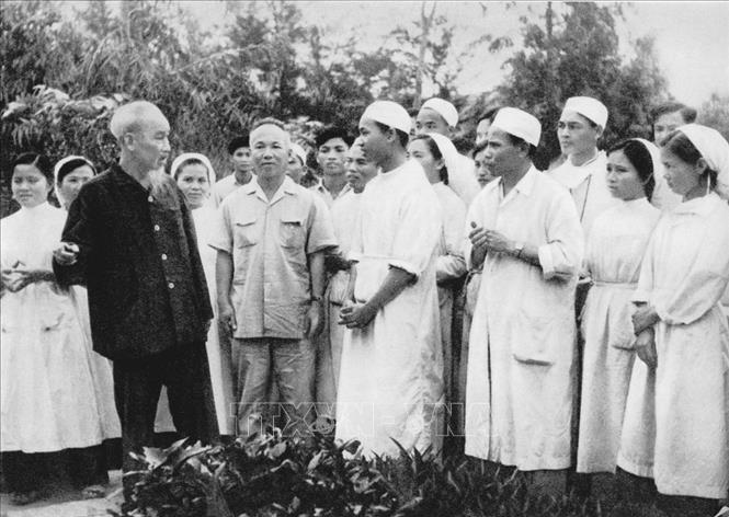 Thăm Bệnh xá Vân Đình (Hà Tây cũ) ngày 20/4/1963, Chủ tịch Hồ Chí Minh căn dặn cán bộ bệnh xá thực hiện “Lương y như từ mẫu”. Ảnh: Tư liệu