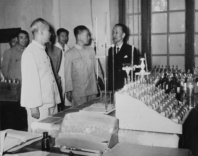 Chủ tịch Hồ Chí Minh thăm phòng thí nghiệm trường Đại học Y Dược Hà Nội (14/1/1963). Ảnh: Tư liệu