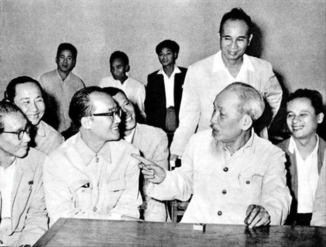 Bác Hồ nói chuyện thân mật với GS, bác sĩ Trần Hữu Tước - người sáng lập và xây dựng ngành Tai - Mũi - Họng Việt Nam và các trí thức ngành y (3/1964). Ảnh: Tư liệu