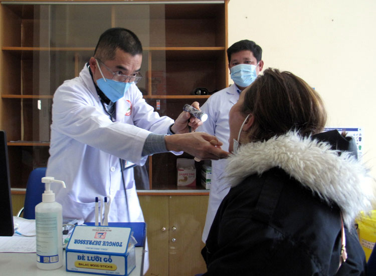 Khám sàng lọc bệnh COVID-19 tại Bệnh viện Đa khoa Lâm Đồng.