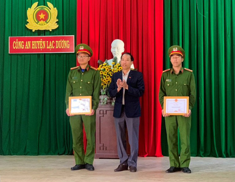 UBND huyện Lạc Dương khen thưởng cho các tập thể, cá nhân tham gia phá án