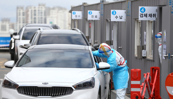 Một tài xế được xét nghiệm covid-19 tại một phòng khám lái xe tại bệnh viện ở daegu, hàn quốc, ngày 27-2