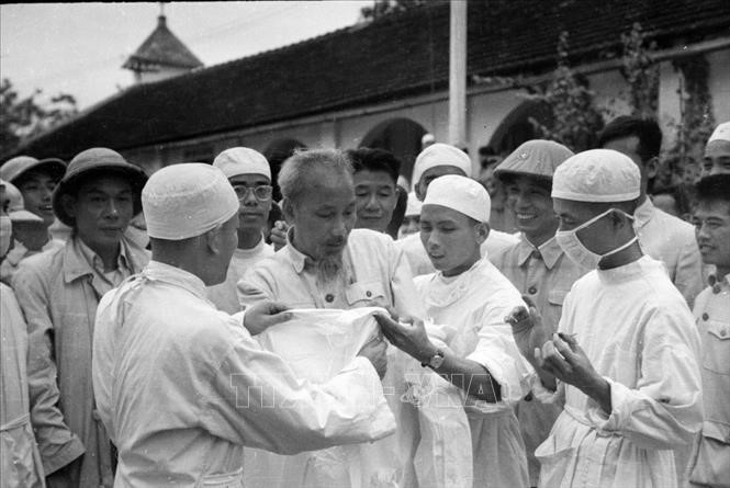Chủ tịch Hồ Chí Minh thăm Bệnh viện Quân y Hải Phòng (5/1957)