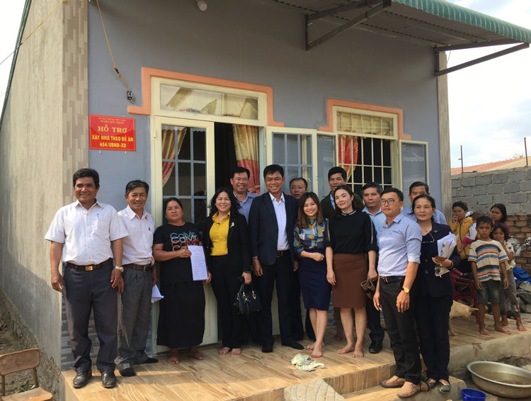 Trao 15 nhà cho hộ nghèo người dân tộc thiểu số ở huyện Di Linh
