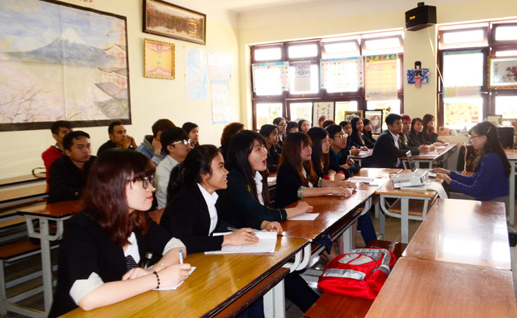 Lớp học tiếng Nhật miễn phí do Trường Đại học Yersin Đà Lạt phối hợp với Trung tâm Phát triển nguồn nhân lực châu Á (Nhật Bản) tổ chức