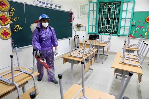 Trường THCS Trưng Vương, quận Hoàn Kiếm, Hà Nội, tiến hành phun thuốc khử khuẩn