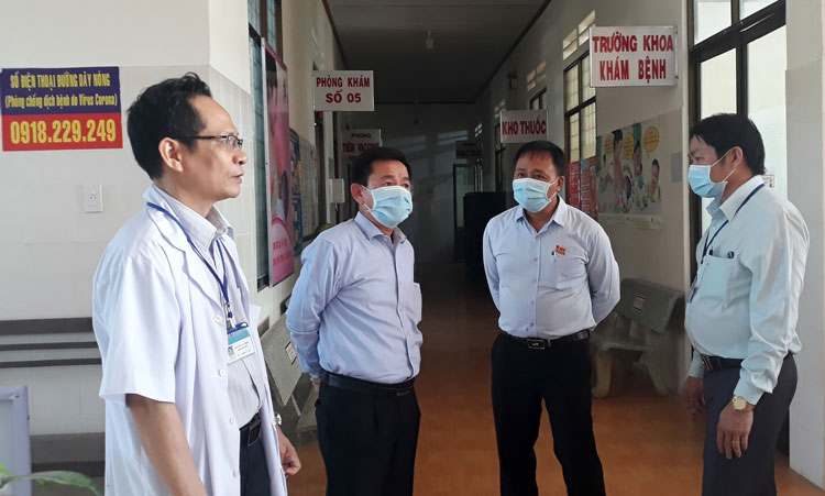 Phó Chủ tịch UBND tỉnh Lâm Đồng Phan Văn Đa (thứ 2 từ trái qua) và lãnh đạo UBND huyện Cát Tiên kiểm tra công tác phòng, chống dịch bệnh Covid-19 tại Trung tâm Y tế huyện Cát Tiên