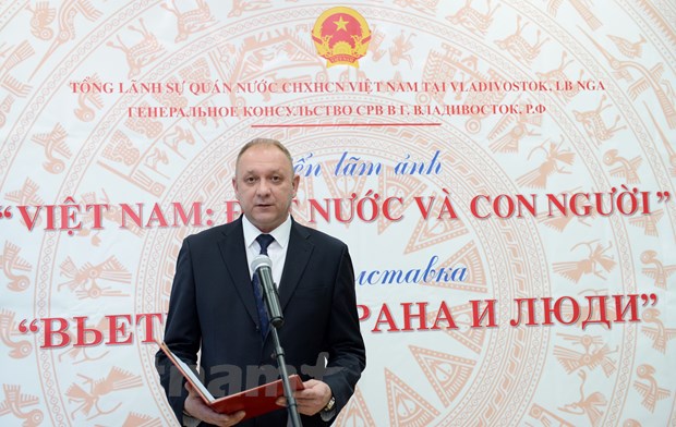 Phó Chánh Văn phòng thành phố Vladivostok Konstantin Loboda phát biểu tại triển lãm
