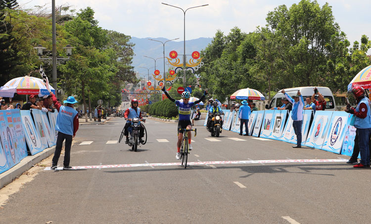 Tay đua Đinh Thị Như Quỳnh xuất sắc cán đích đầu tiên chặng đua thứ 3 tại TP Bảo Lộc