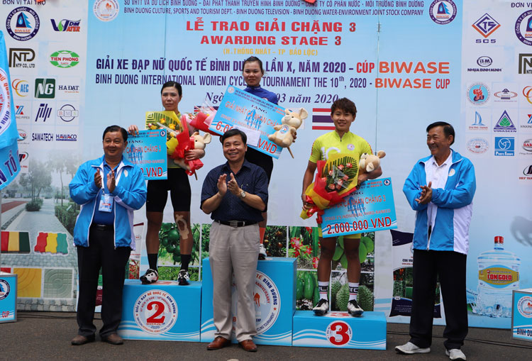 Ông Nguyễn Văn Triệu - Bí thư Thành ủy Bảo Lộc trao giải cho các vận động viên xuất sắc ở chặng đua thứ 3