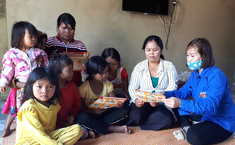 Đoàn viên, thanh niên huyện Bảo Lâm tới tận các gia đình bà con đồng bào dân tộc thiểu số trên địa bàn tuyên truyền các biện pháp phòng chống dịch bệnh Covid -19