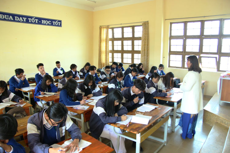 Tại Trường THPT Lang Biang huyện Lạc Dương, rất đông các học sinh, giáo viên đã quay trở lại trường để ổn định việc dạy học