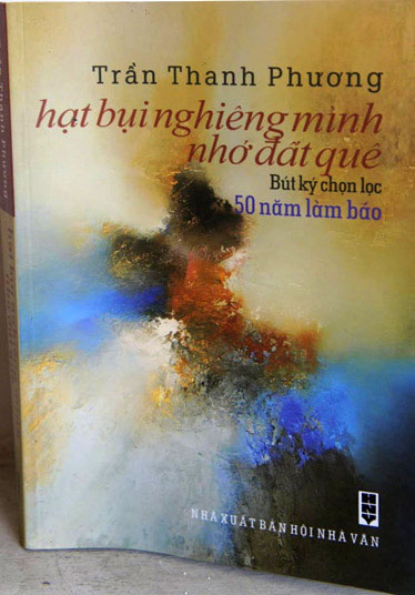 Tập sách Hạt bụi nghiêng mình nhớ đất quê của nhà báo Trần Thanh Phương