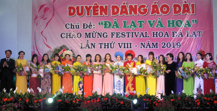 Phụ nữ lộng lẫy và duyên dáng hơn trong chiếc áo dài Việt Nam