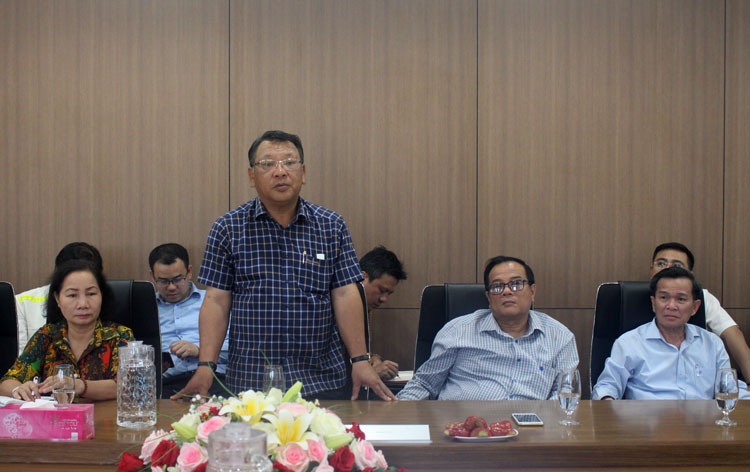 Ông Nguyễn Tạo - Phó Trưởng Đoàn ĐBQH Lâm Đồng phát biểu tiếp thu ý kiến kiến nghị của cử tri và doanh nghiệp về việc cấp thiết cần nâng cấp Quốc lộ 28 và 28B