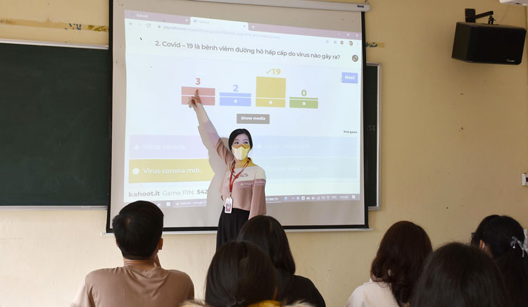 Trường Đại học Yersin Đà Lạt cử cán bộ, giảng viên đến từng lớp học tuyên truyền về phòng, chống dịch Covid-19 bằng ứng dụng Kahoot