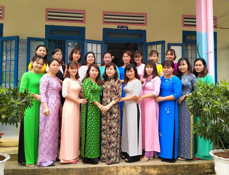 Phụ nữ huyện Đạ Tẻh thực hiện mặc áo dài khi đi học, đi làm
