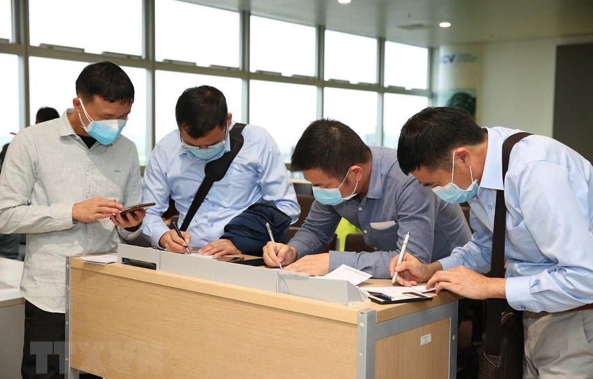 Hành khách nhập cảnh làm thủ tục khai báo y tế tại cửa khẩu Sân bay quốc tế Nội Bài (Hà Nội), chiều 7/3