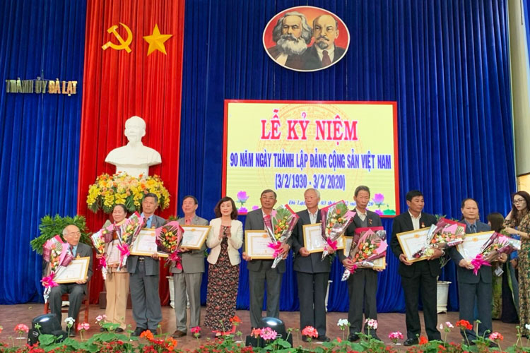 Bí thư Thành ủy Đà Lạt Huỳnh Thị Thanh Xuân trao Huy hiệu Đảng cho các đảng viên