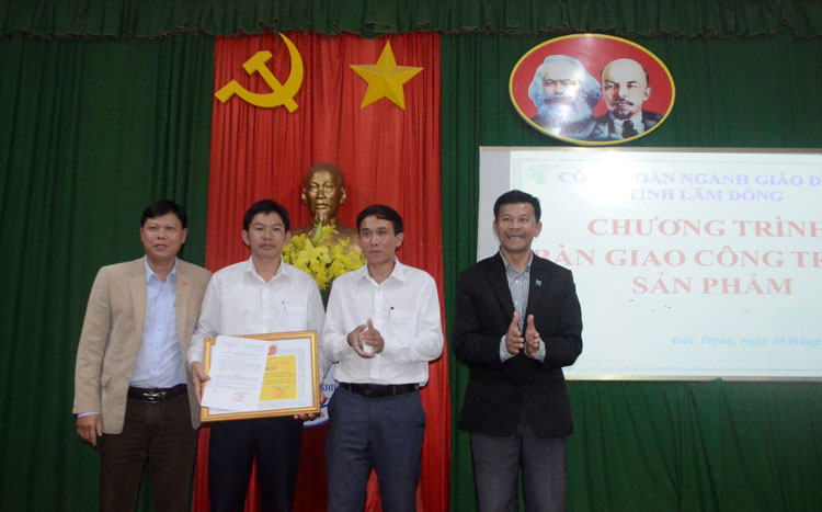 Đại diện Liên đoàn Lao động tỉnh trao công nhận công trình sản phẩm chào mừng Đại hội Đảng các cấp của Công đoàn Giáo dục Lâm Đồng