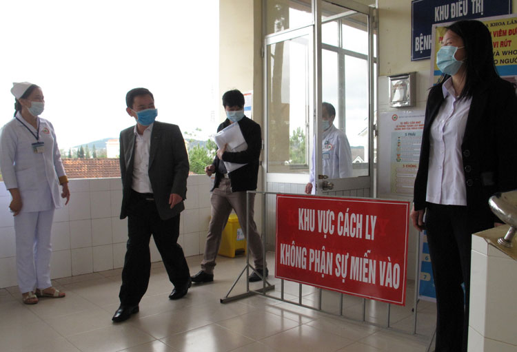 Lãnh đạo UBND tỉnh kiểm tra Khu vực cách ly điều trị Covid-19 tại Bệnh viện Đa khoa Lâm Đồng