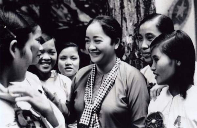 Nữ tướng Nguyễn Thị Định với “Đội quân tóc dài”. Ảnh tư liệu