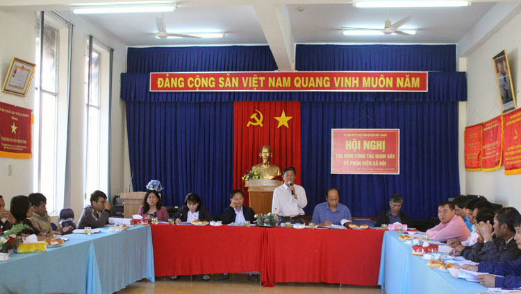 Ông Huỳnh Ngọc Phụng – Phó Chủ tịch Ủy ban MTTQ Việt Nam huyện Đức Trọng, phát biểu tại hội nghị