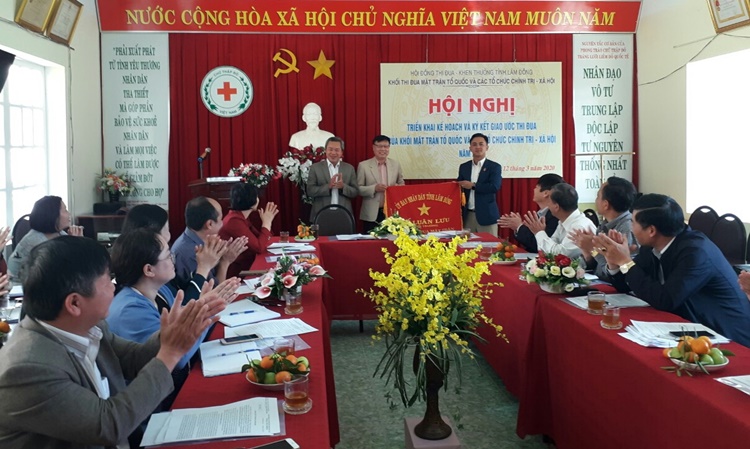 Chủ tịch Hội CTĐ tỉnh Lâm Đồng Đỗ Hoàng Tuấn nhận cờ luân lưu giữ vai trò trưởng Khối thi đua Mặt trận Tổ quốc và các đoàn thể tỉnh năm 2020