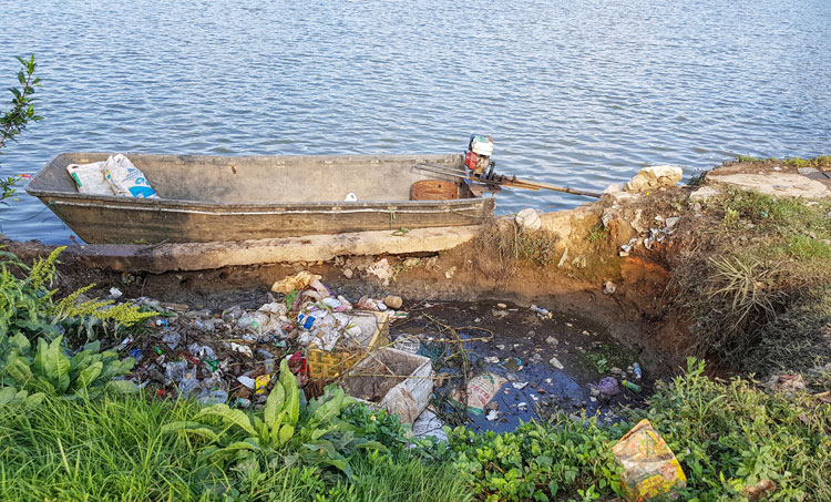 Xuất hiện hố chứa rác sát mép hồ Xuân Hương
