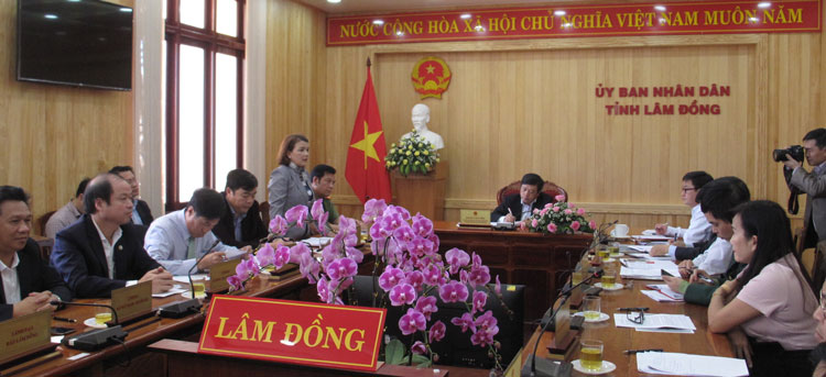 Bà Nguyễn Thị Nguyên - Giám đốc Sở Văn hóa Thể thao và Du lịch Lâm Đồng báo cáo tình hình phòng chống dịch Covid-19 tại các cơ sở lưu trú