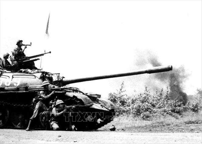 Xe tăng quân giải phóng tiến công thị xã Buôn Ma Thuột, ngày 10/3/1975 trong chiến dịch Tây Nguyên