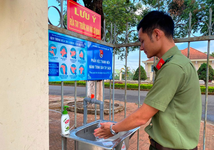 Chi đoàn Thanh niên Công an huyện Bảo Lâm lắp đặt bồn rửa tay trước cổng ra vào trụ sở đơn vị để “bàn tay mọi người luôn sạch” phòng, chống có hiệu quả dịch bệnh Covid – 19