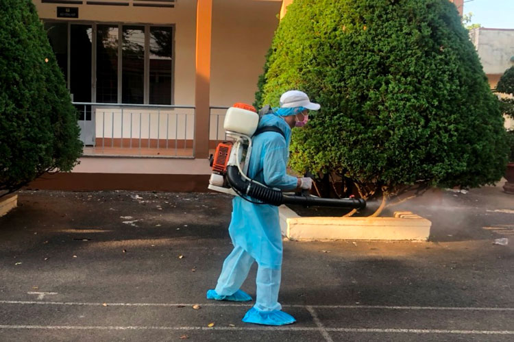 Đoàn viên, thanh niên Công an huyện Bảo Lâm phun xịt khử trùng để môi trường đơn vị luôn sạch và an toàn