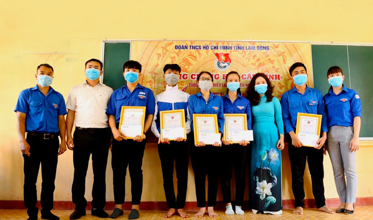 Nữ sinh Trường THPT Lộc Thành sẵn sàng cho vòng chung kết toàn quốc Cuộc thi Tự hào Việt Nam