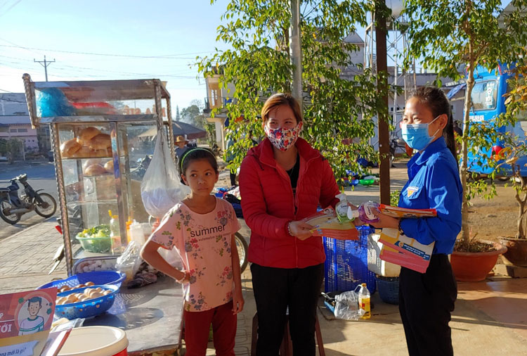 ĐVTN xã Lộc Thanh tặng dung dịch rửa tay cho người dân