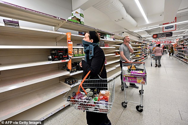 Kệ hàng trống tại một siêu thị ở thủ đô London do người tiêu dùng vơ hàng tích trữ vì lo thiếu nguồn cung giữa mùa dịch COVID-19