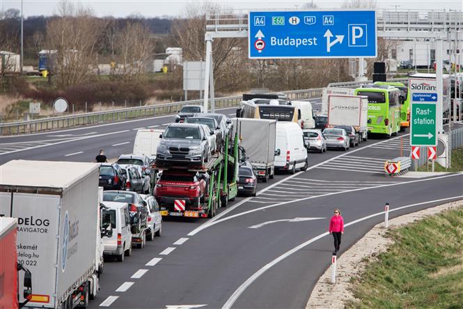 Các phương tiện giao thông ùn tắc tại cửa khẩu Nickelsdorf/Hegyeshalom giữa Hungary và Áo, ngày 14/3 trước khi Hungary tuyên bố đóng cửa biên giới