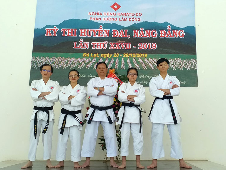 “Gia đình 10 đẳng” cùng với người thầy thân thiết Nguyễn Quốc Túy (đứng trung tâm)