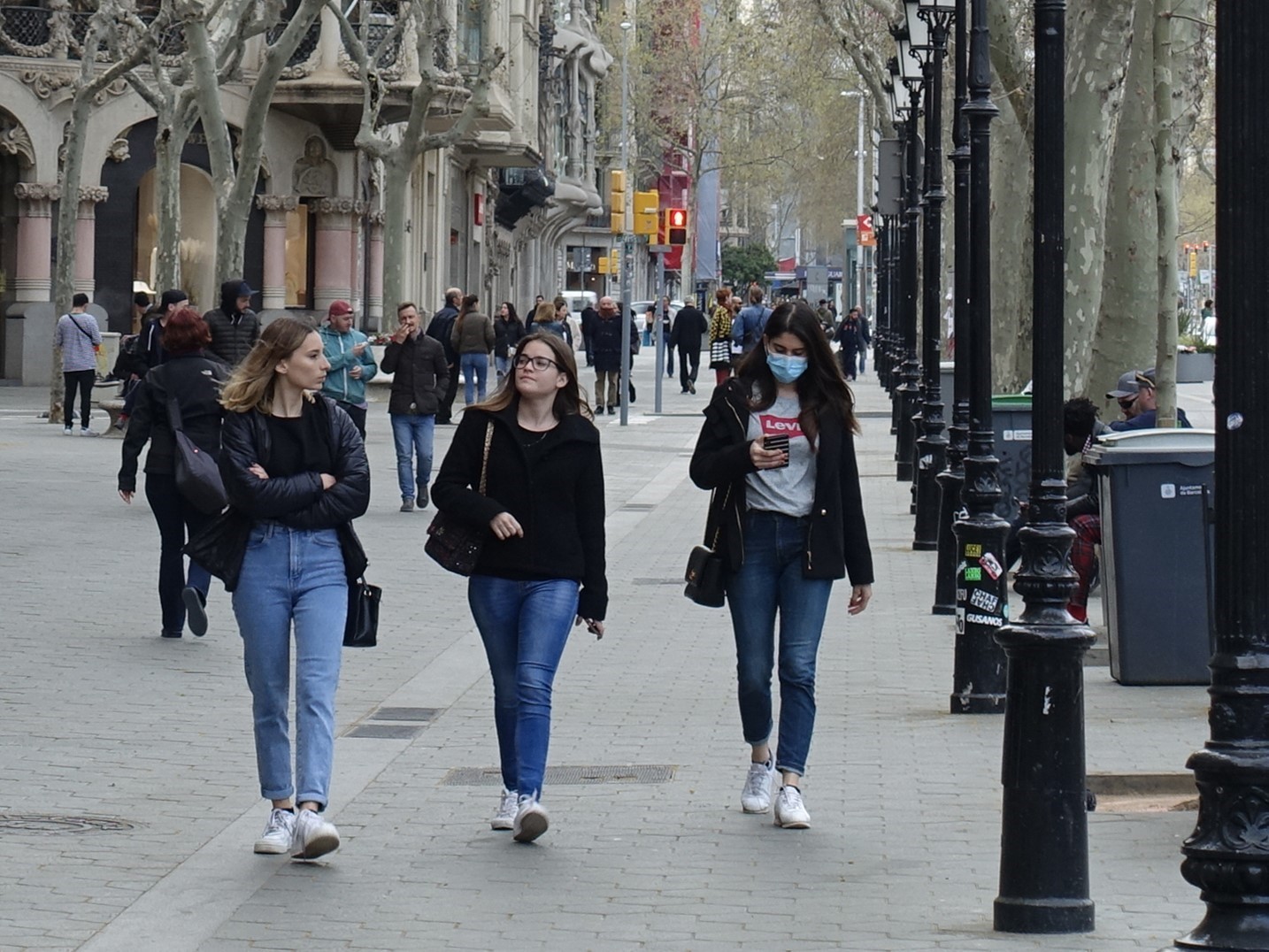 Người dân di chuyển trên đường phố tại Barcelona, Tây Ban Nha, ngày 14/3/2020 trong bối cảnh dịch COVID-19 lan rộng