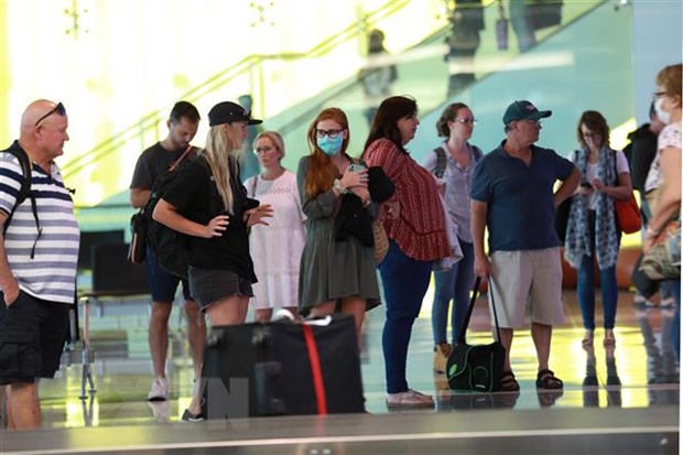 Hành khách đeo khẩu trang để phòng tránh lây nhiễm COVID-19 tại sân bay Canberra, Australia
