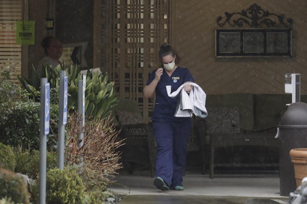 Nhân viên y tế đeo khẩu trang ở một trung tâm chăm sóc sức khỏe, bang Washington