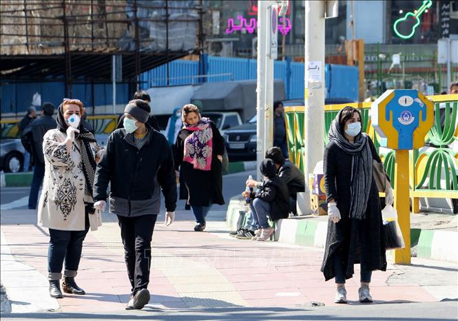 Người dân đeo khẩu trang phòng lây nhiễm COVID-19 tại Tehran, Iran ngày 10/3